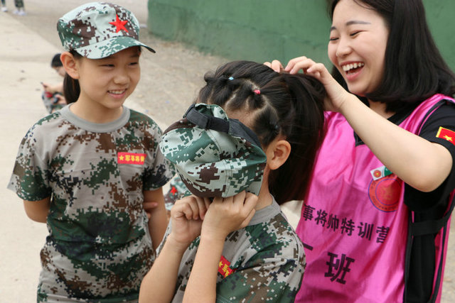 青少年拓展訓(xùn)練基地如何選擇？孩子基地體驗?zāi)軐W(xué)到什么